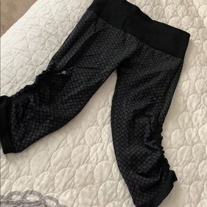 Lululemon in the flow crops size 6